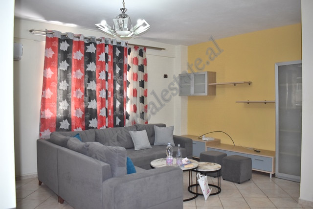 Apartament 2+1 per qera ne rrugen Janos Hunyadi ne Tirane.
Apartamenti pozicionohet ne katin e dyte